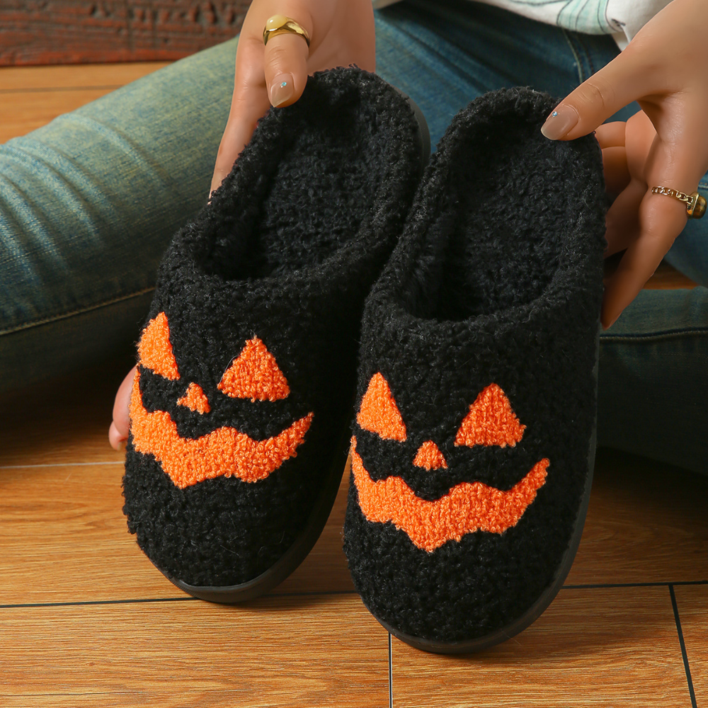 BooSteps™ – Flauschige Halloween Hausschuhe mit Gruselmotiv