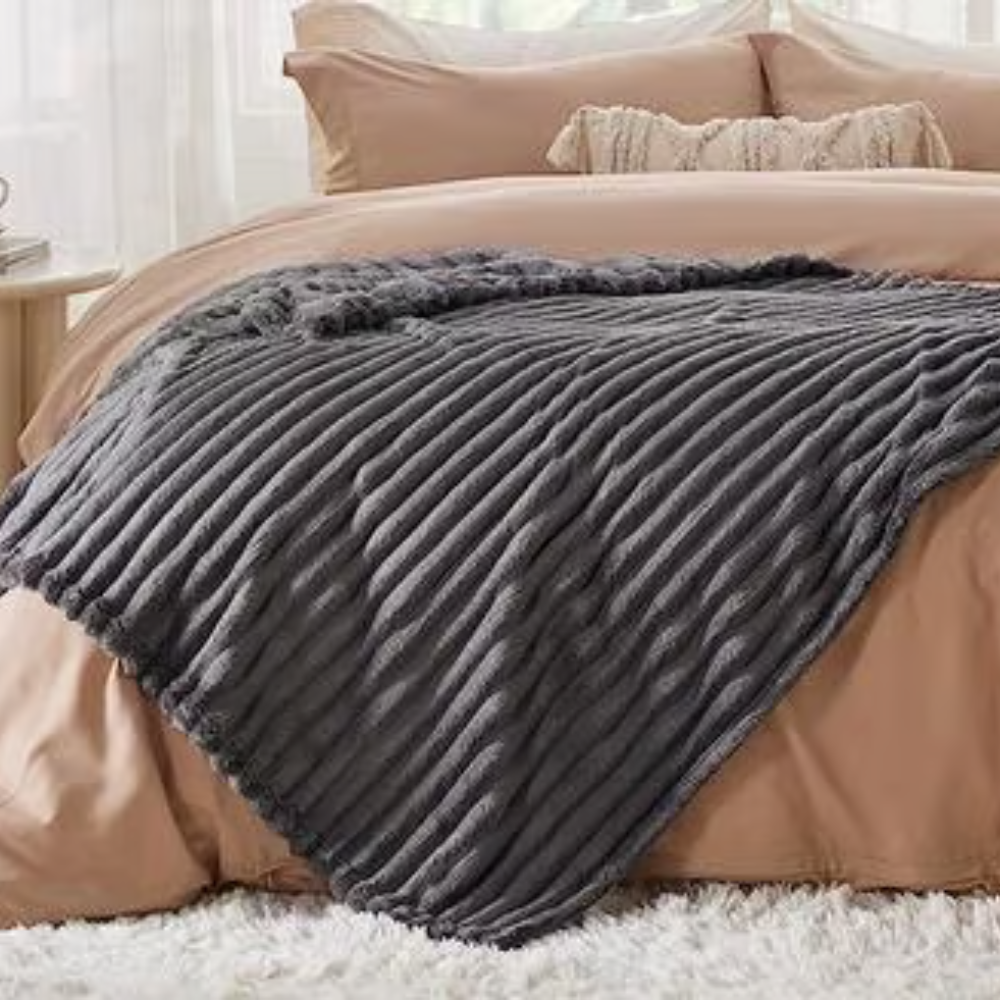 KuschelStreifen™ – Flauschige Flanelldecke für alle Jahreszeiten