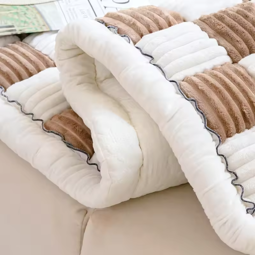 PlushPlaid™ - Cremefarbene, große Karo-Wärmematte & Sofaschoner für Hunde