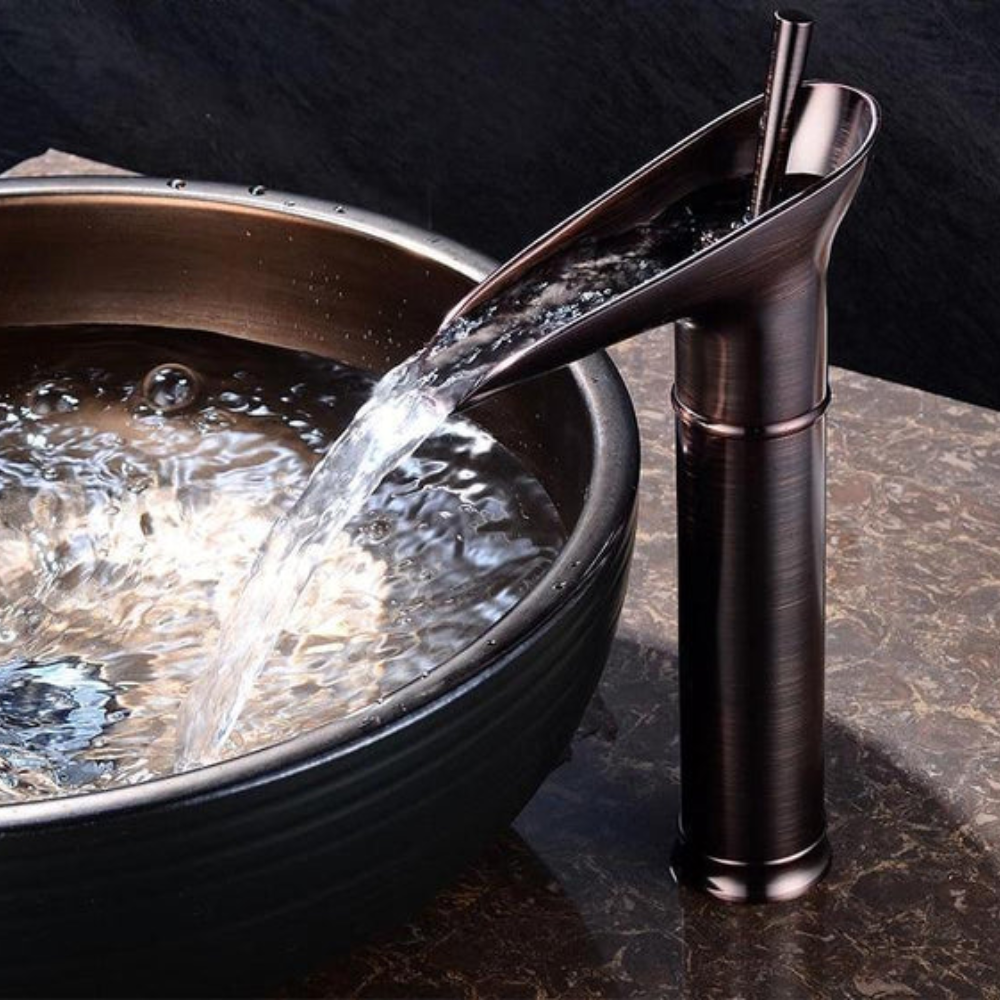 BronzeFlow™ – Antike Wasserfall Armatur fürs Waschbecken im Retro-Stil