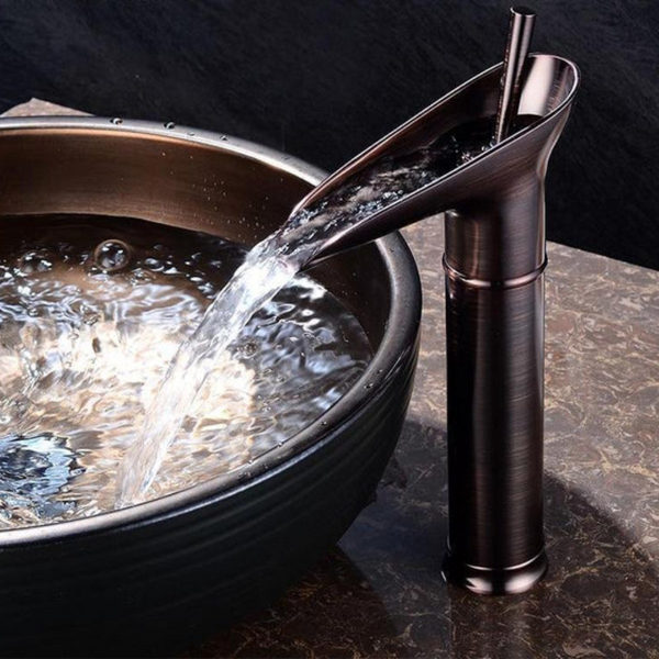 BronzeFlow™ – Antike Wasserfall Armatur fürs Waschbecken im Retro-Stil