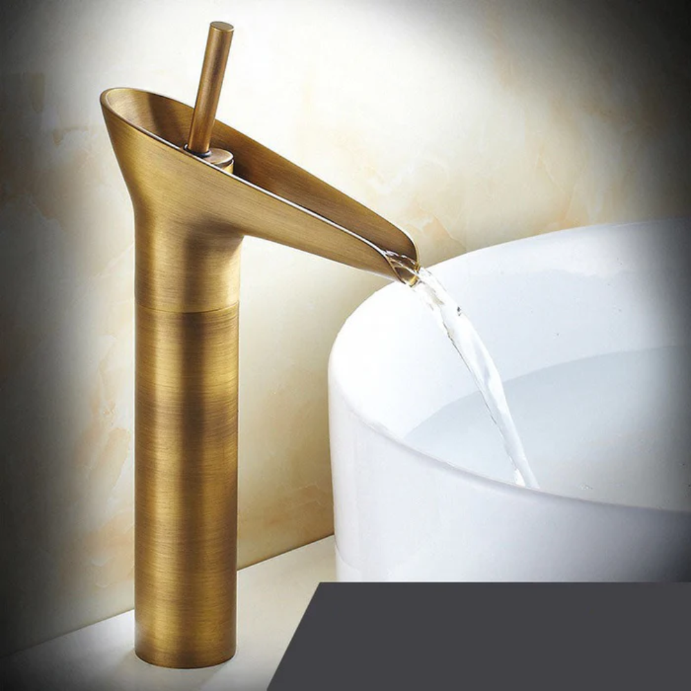 BronzeFlow™ – Antike Wasserfall Armatur fürs Waschbecken im Retro-Stil