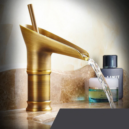 BronzeFlow™ – Antike Wasserfall Armatur fürs Waschbecken im Retro-Stil