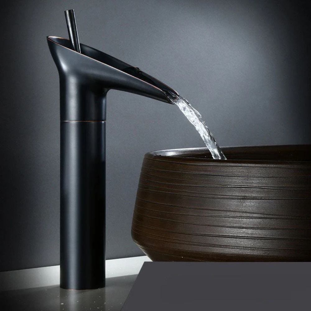 BronzeFlow™ – Antike Wasserfall Armatur fürs Waschbecken im Retro-Stil