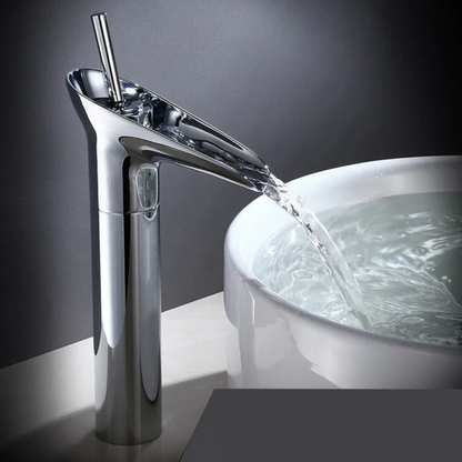 BronzeFlow™ – Antike Wasserfall Armatur fürs Waschbecken im Retro-Stil